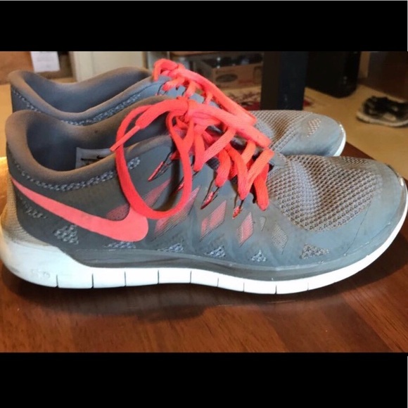 Women’s Nike tennis shoes - Picture 1 of 3